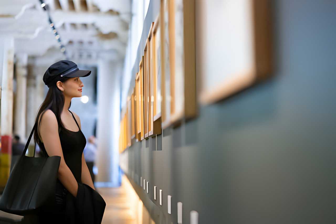 Jeune femme appréciant les œuvres d’art du musée